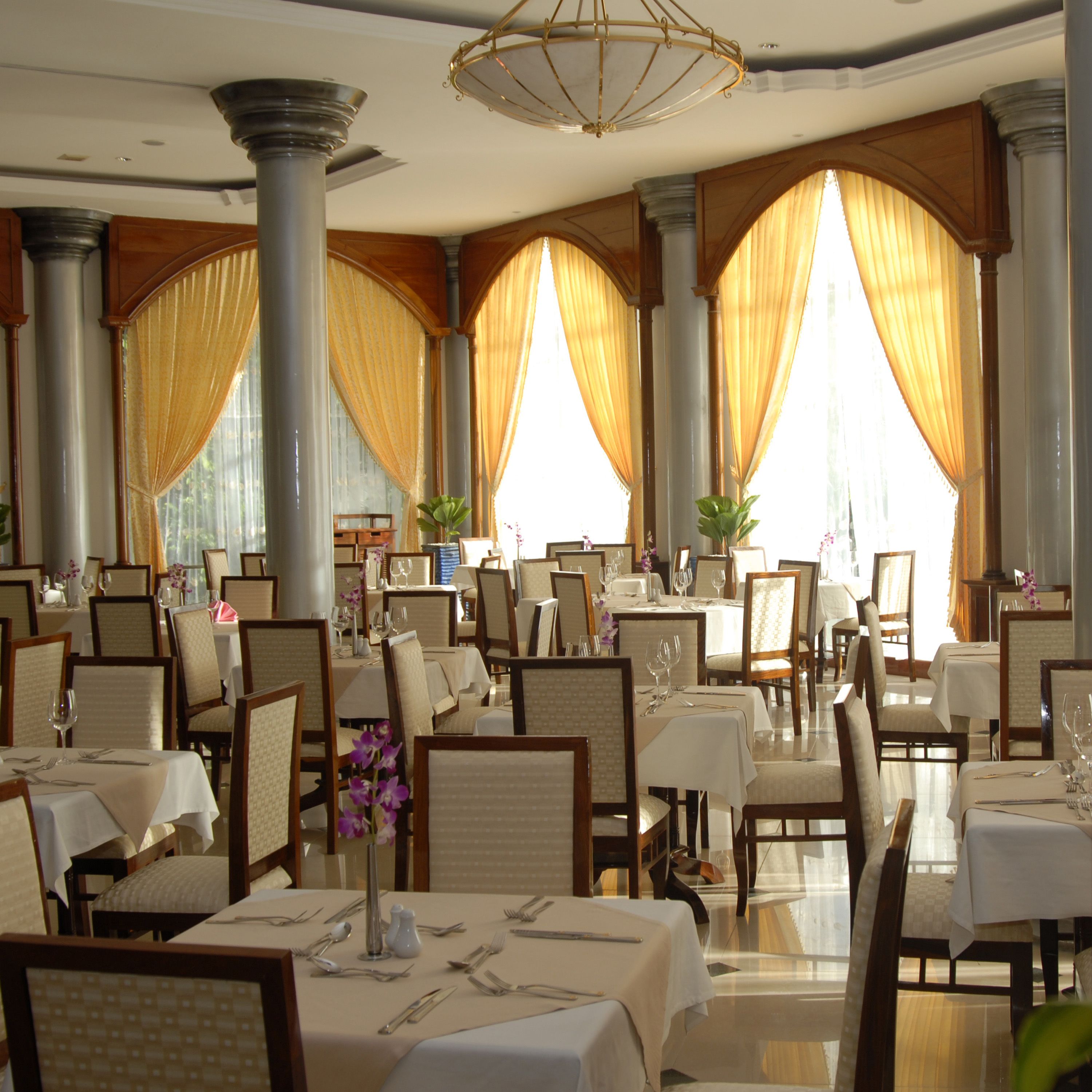 2 restaurants, breakfast served