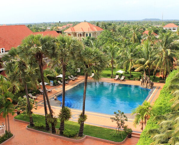 Outdoor pool, pool umbrellas - Ree Mohasambath Hotel & Resort I (Siem Reap)