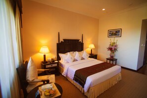 Minibar contenant certains articles gratuits, coffre-fort, bureau