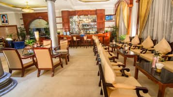 2 nhà hàng, phục vụ bữa sáng