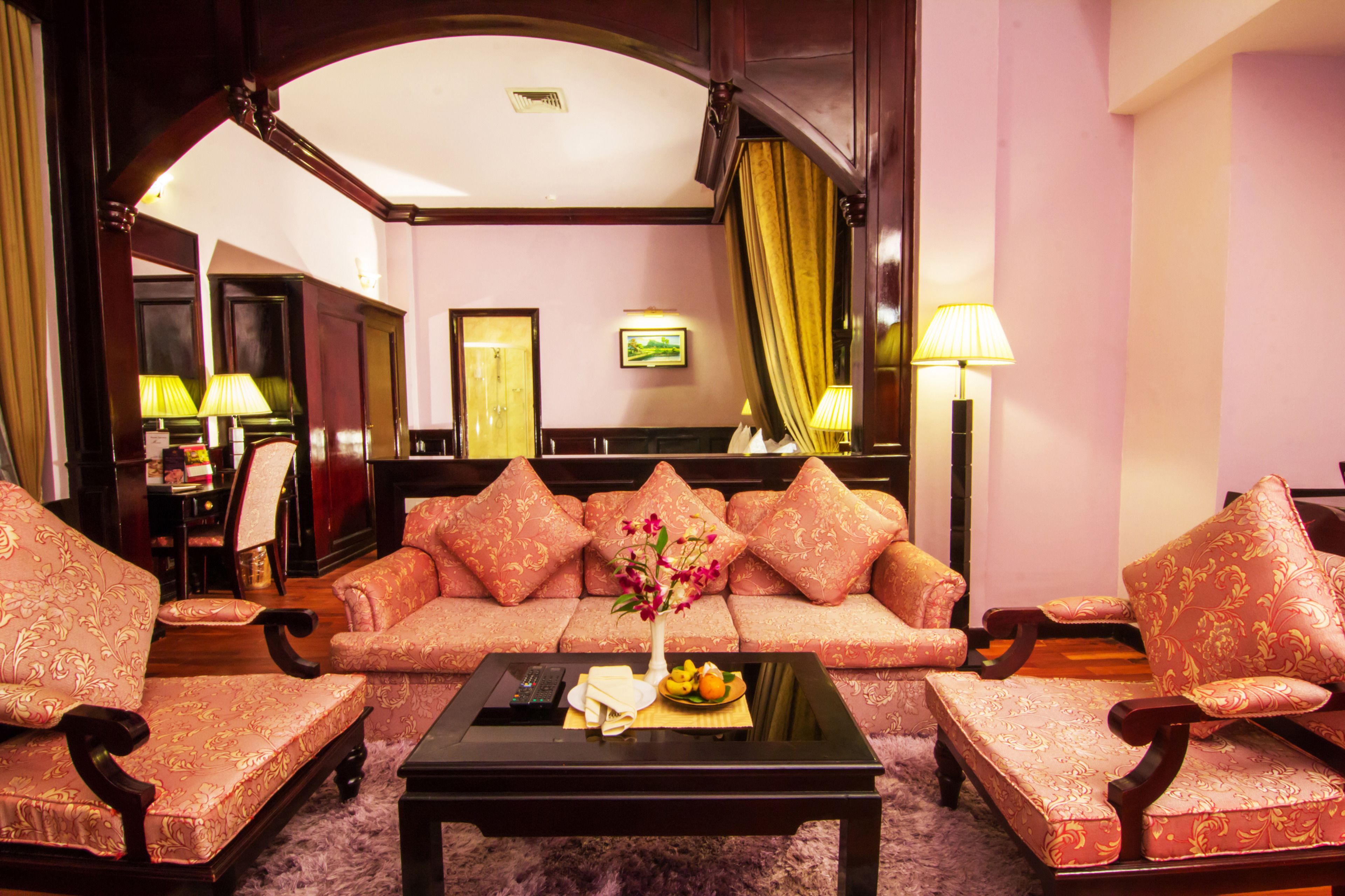 le ree suite pool view | living area | 32-inch lcd tv with cable channels, tv