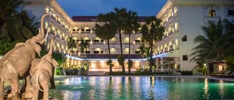Outdoor pool, pool umbrellas