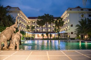 Una piscina al aire libre, sombrillas