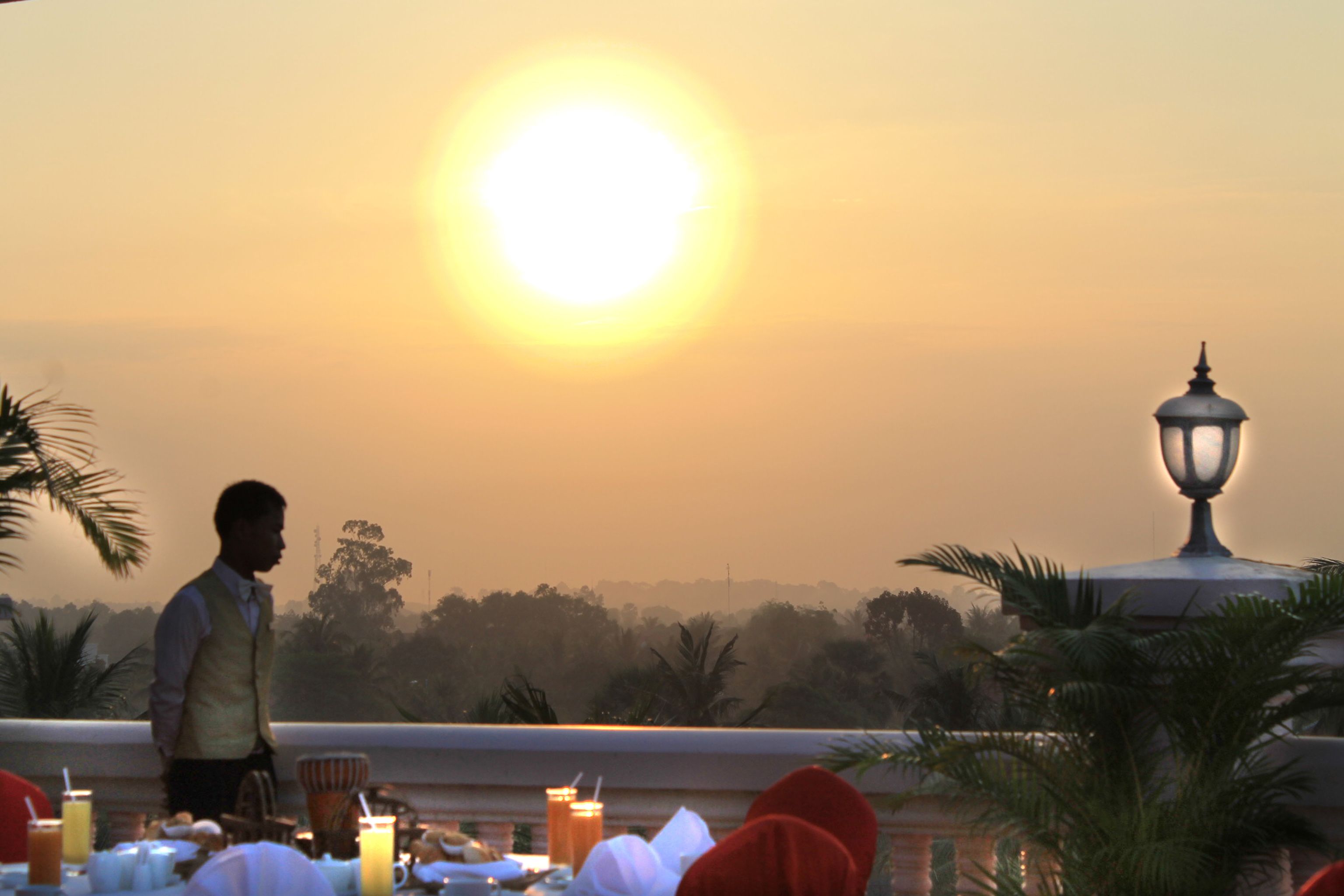 2 restaurants, breakfast served