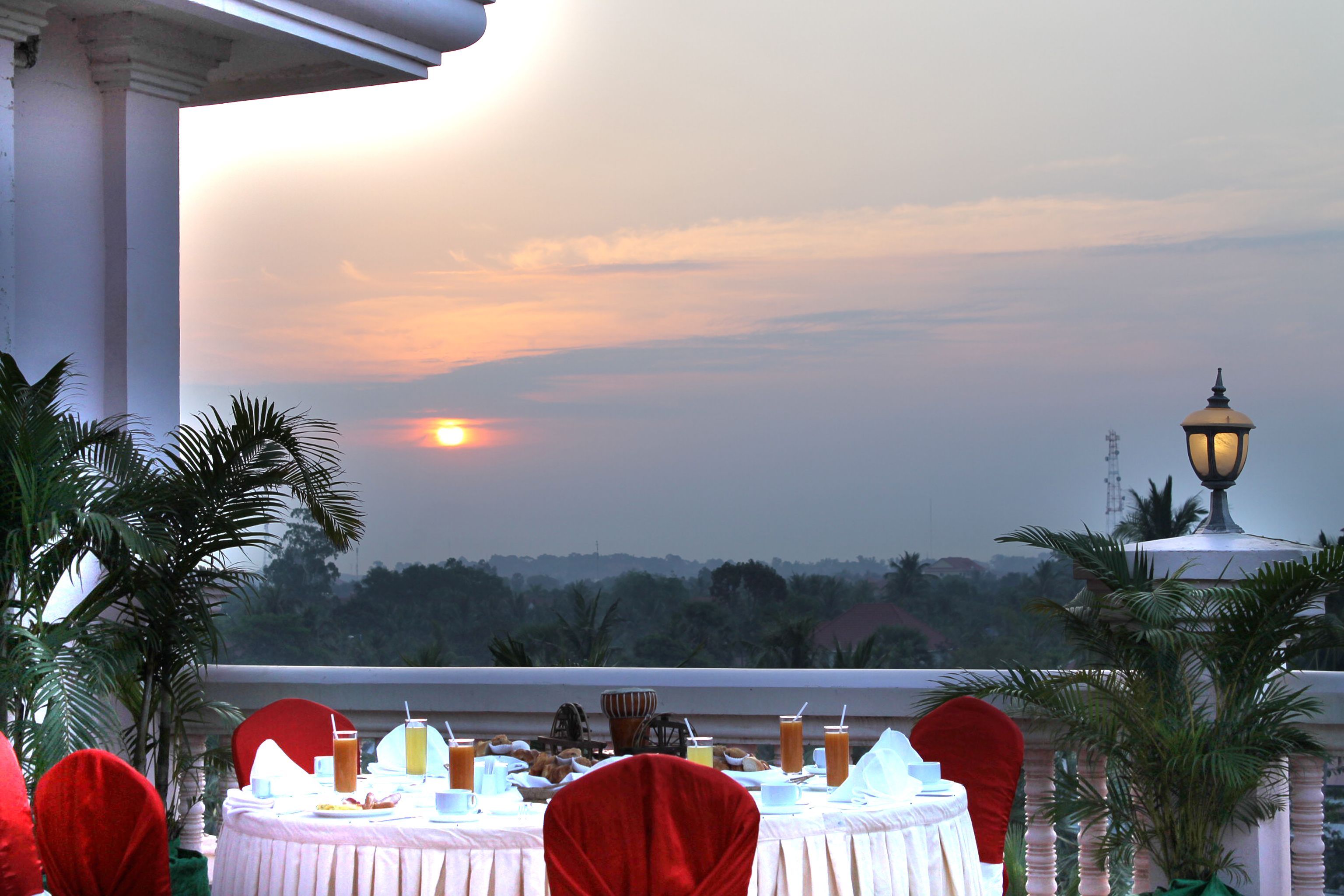 2 restaurants, breakfast served