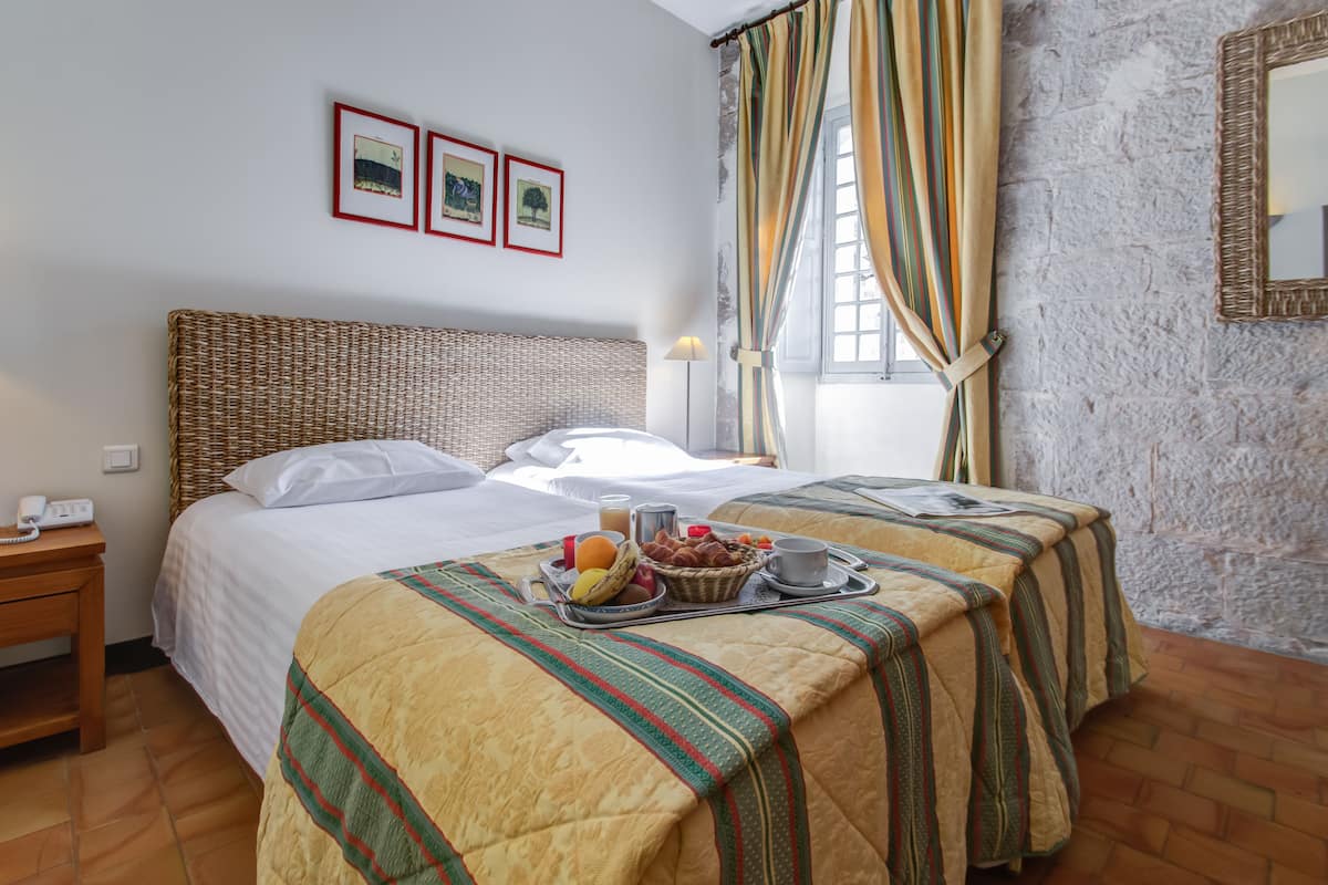 Chambre classique | Literie hypoallergĂ©nique, coffre-fort, rideaux dâobscurcissement