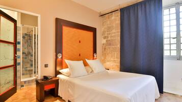 Traditional Room | Hypo-allergenic bedding, in-room safe, blackout curtains