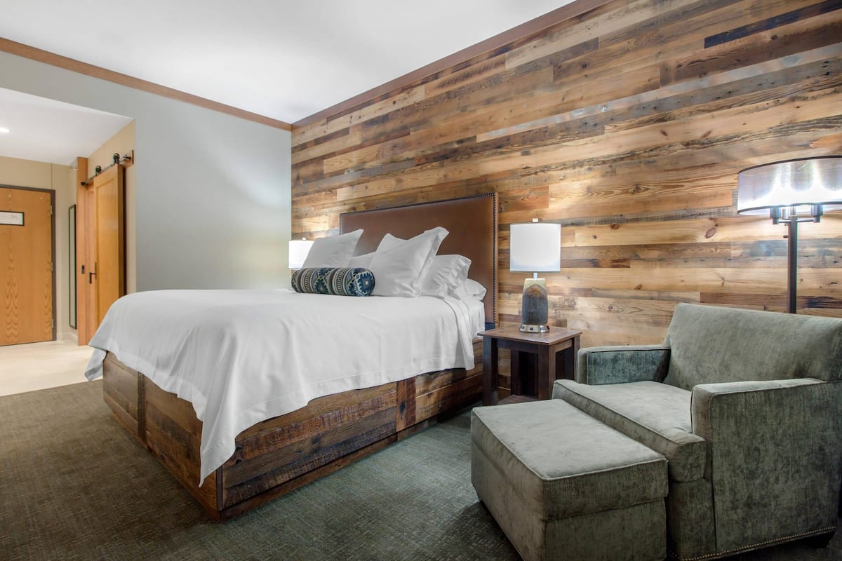 Schreibtisch, laptopgeeigneter Arbeitsplatz, Verdunkelungsvorhänge