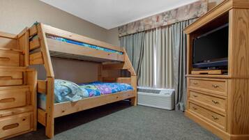 Suite, 1 Katil Raja (King), Non Smoking | Meja, ruang kerja komputer riba, langsir/tirai gelap terus