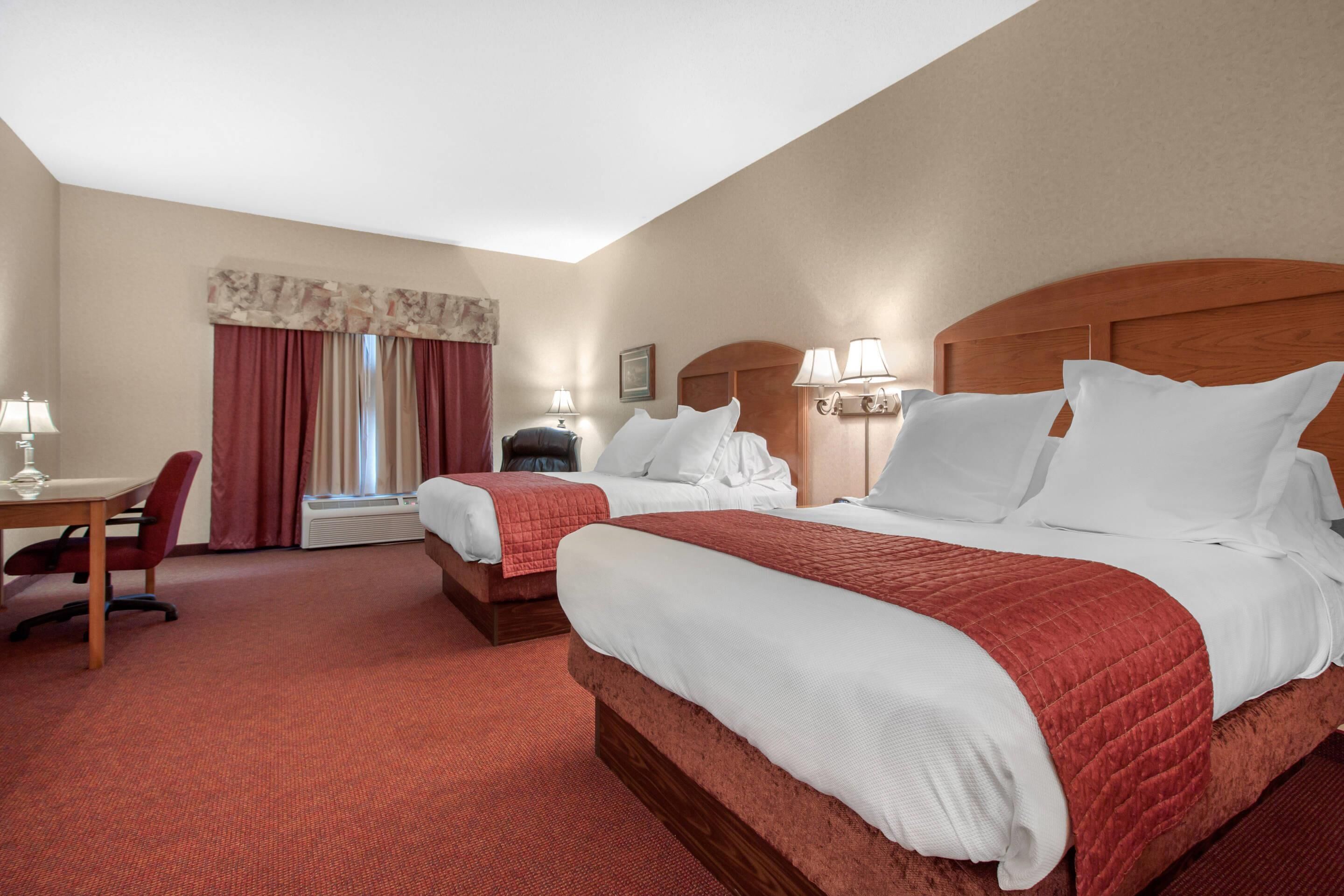 Escritorio, espacio para trabajar con laptop y cortinas blackout 