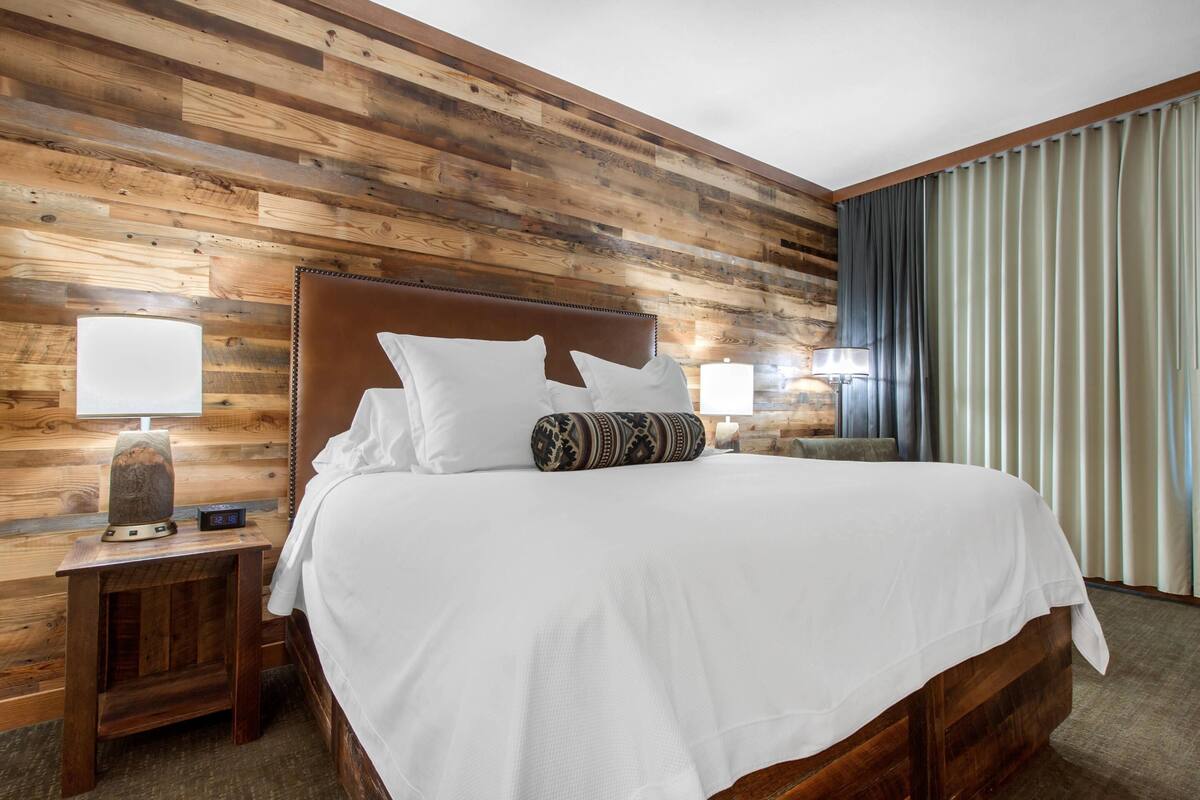 Escritorio, espacio para trabajar con laptop y cortinas blackout