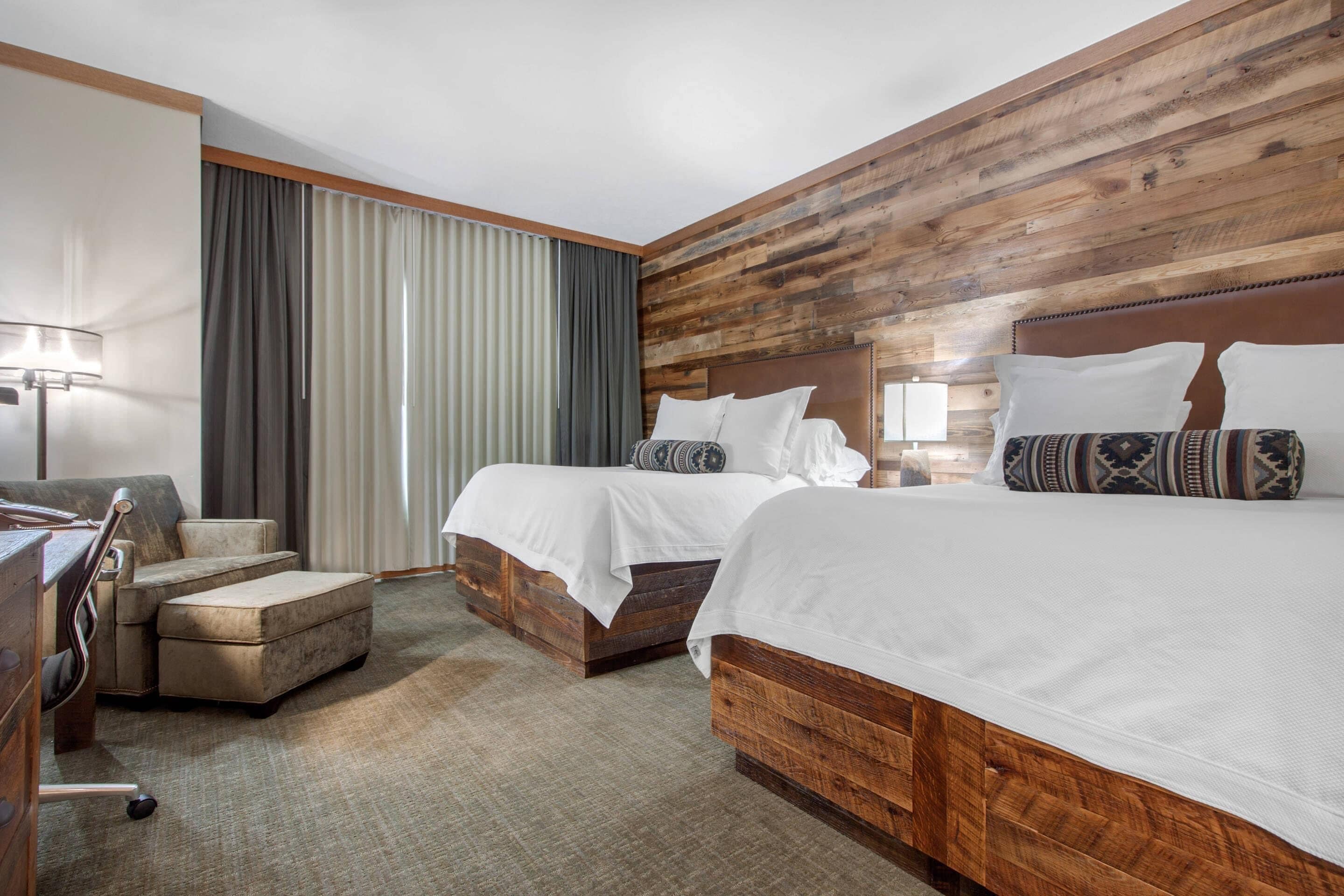 ルーム クイーンベッド 2 台 禁煙 | デスク、ノートパソコン用作業スペース、遮光カーテン、アイロン / アイロン台