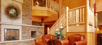 Norfolk Lodge & Suites, an Ascend Collection Hotel