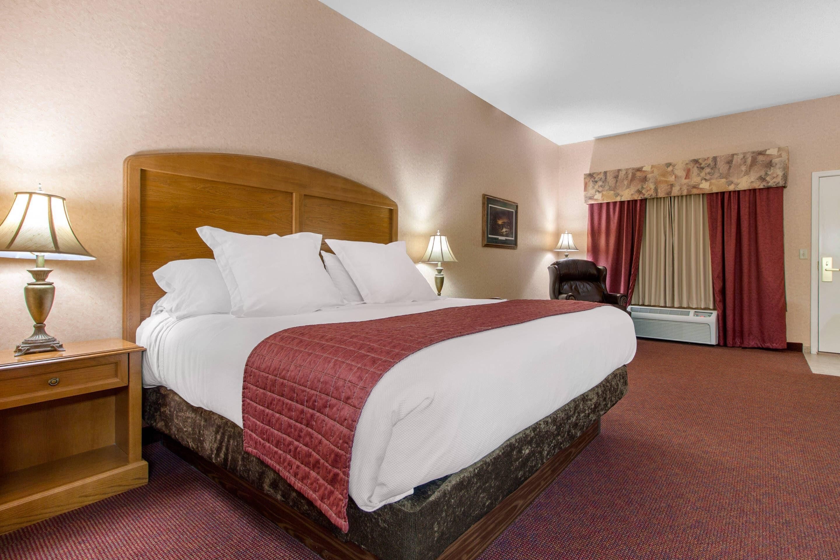 Escritorio, espacio para trabajar con laptop y cortinas blackout 