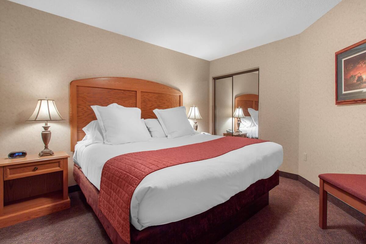 Escritorio, espacio para trabajar con laptop y cortinas blackout