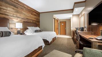 Habitación, 2 camas de matrimonio, accesible para personas con discapacidad, no fumadores | Escritorio, espacio para trabajar con un portátil, cortinas opacas