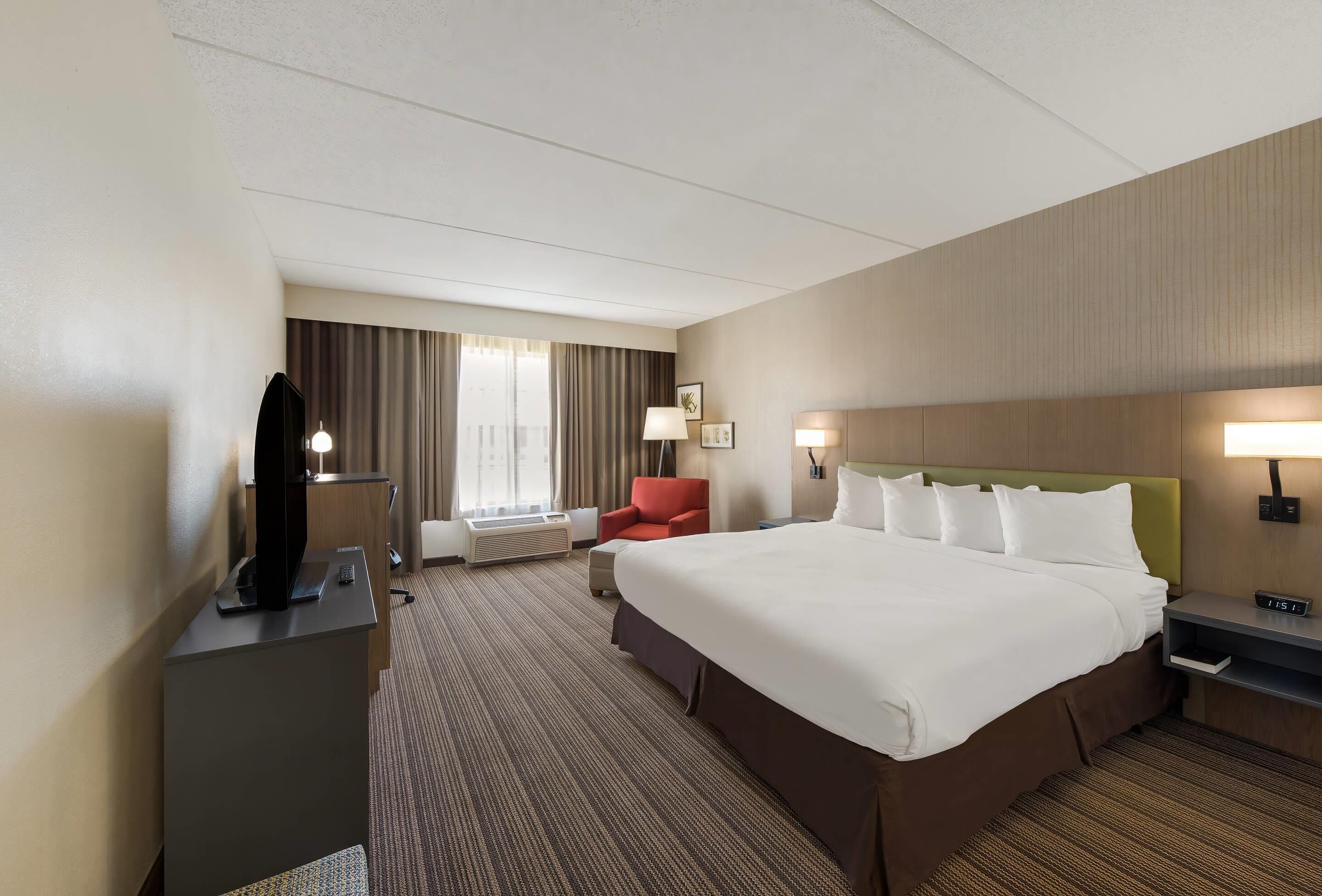 Room, 1 King Bed, Non Smoking | Hypo-allergenic bedding, desk, blackout drapes, soundproofing