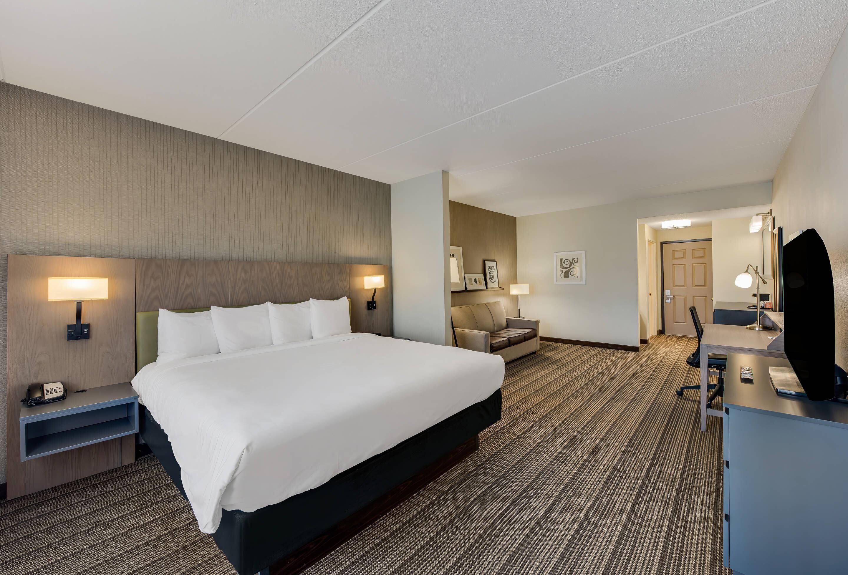 Room, 1 King Bed, Non Smoking | Hypo-allergenic bedding, desk, blackout curtains, soundproofing