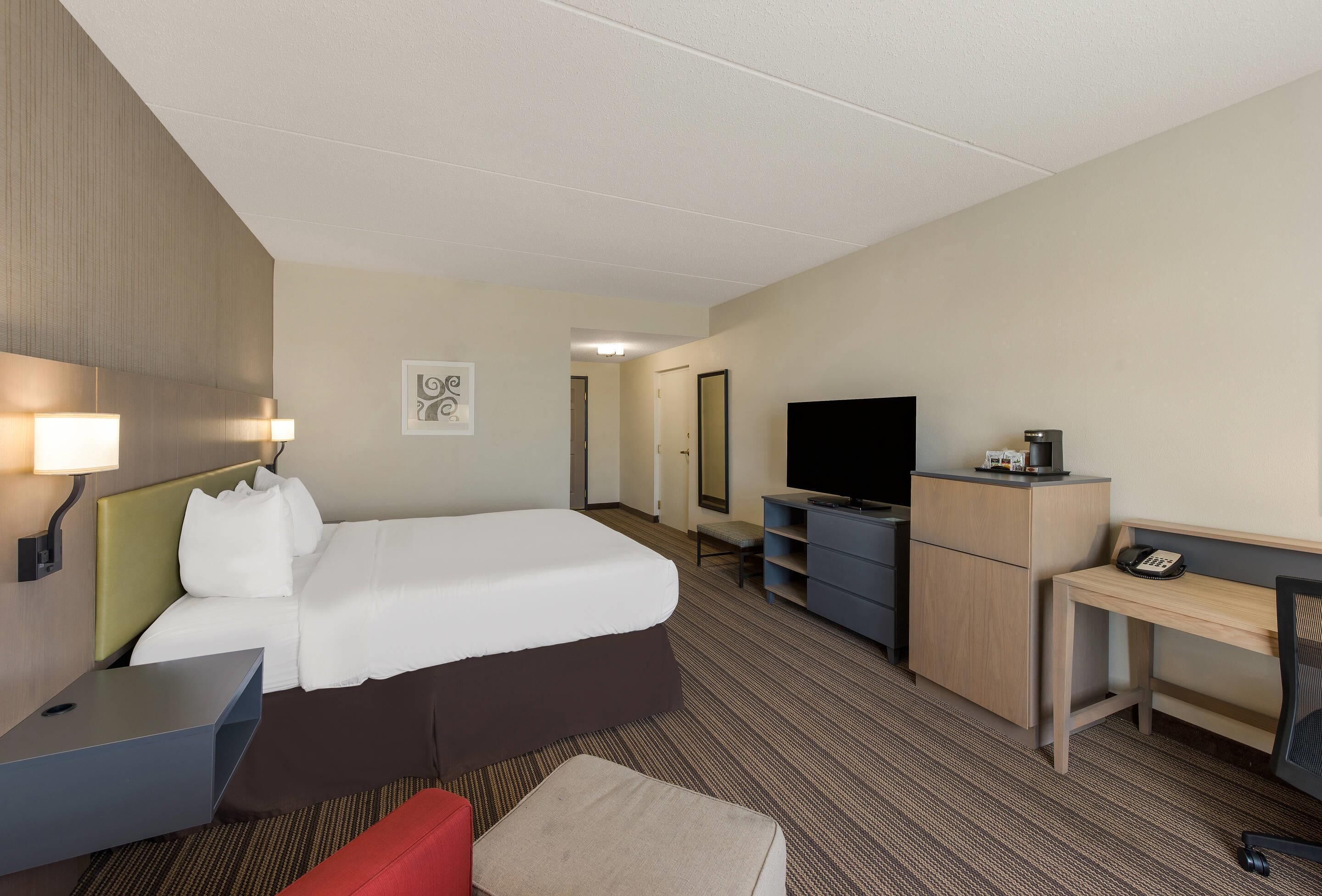 Rom, 1 kingsize-seng, ikke-røyk | Allergitestet sengetøy, skrivebord, blendingsgardiner og lydisolert