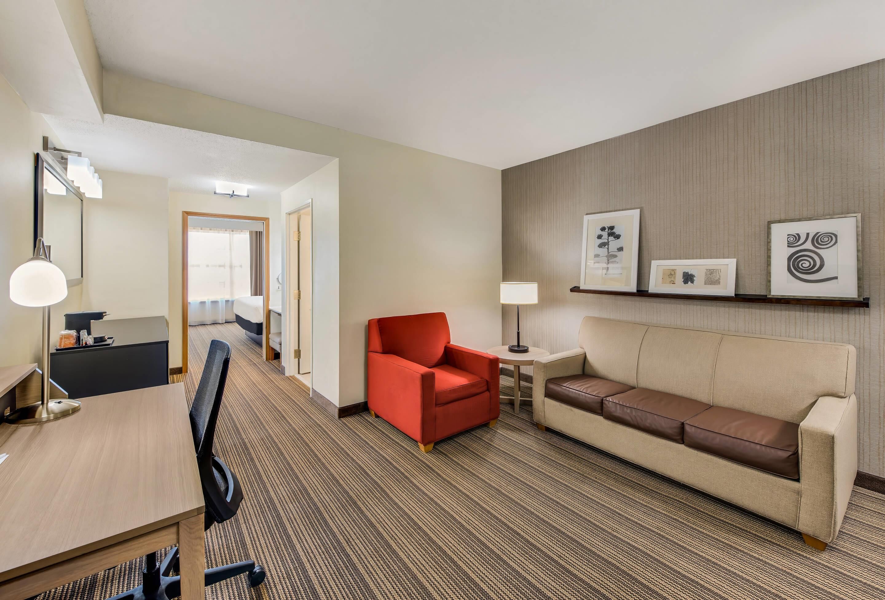 Allergitestet sengetøy, skrivebord, blendingsgardiner og lydisolert