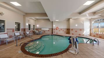 Una piscina cubierta