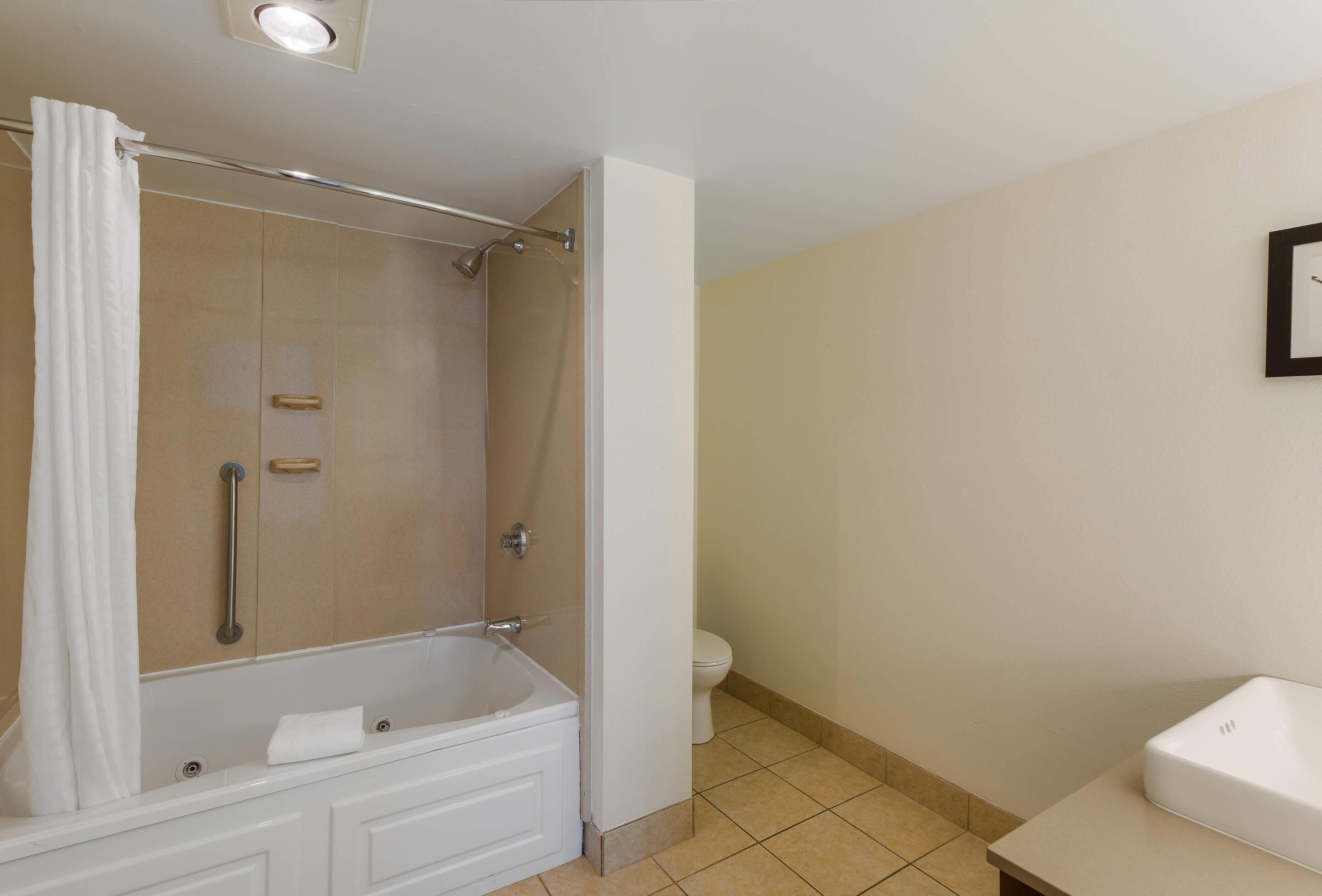 Un baño con bañera, inodoro y lavabo.