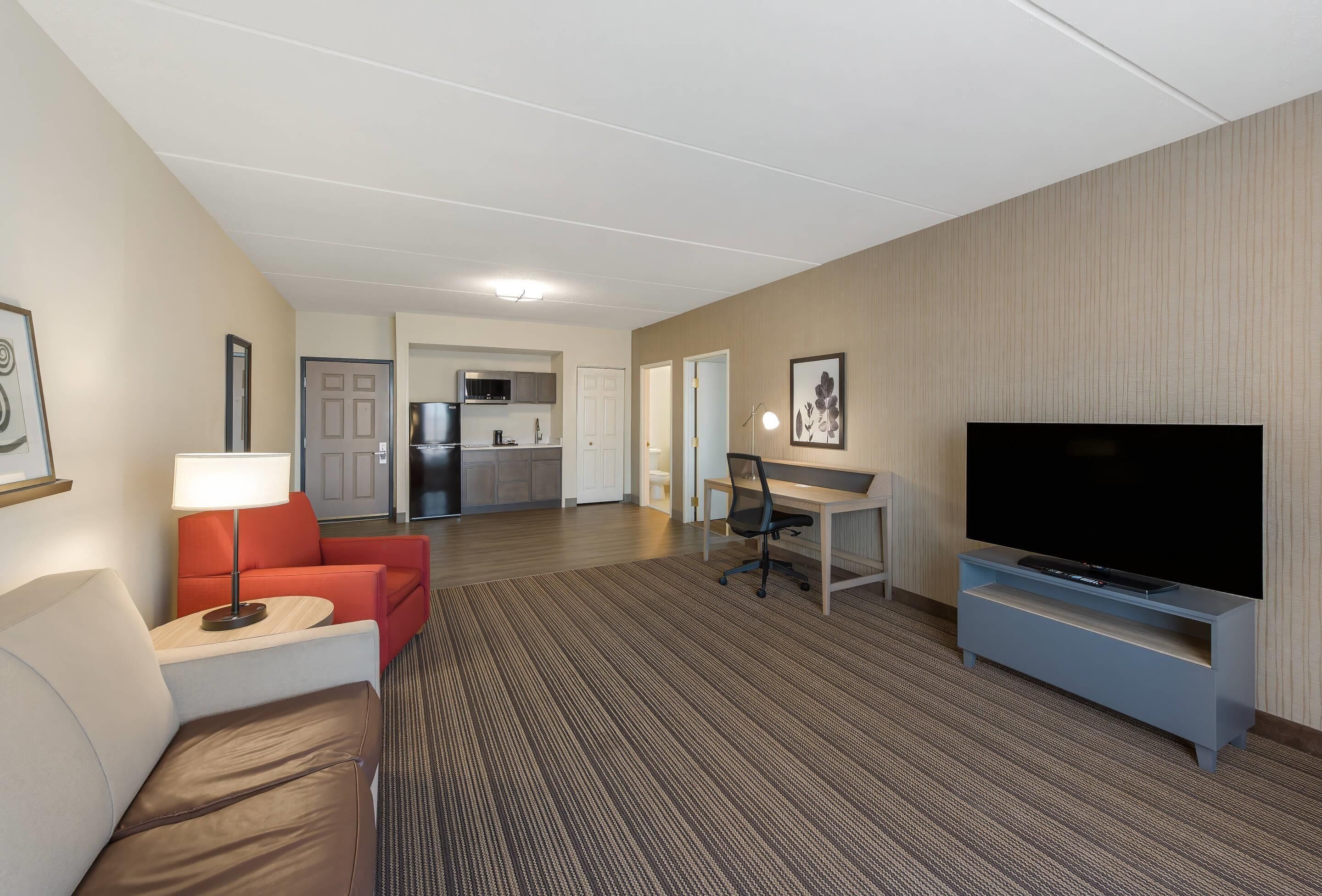 Allergitestet sengetøy, skrivebord, blendingsgardiner og lydisolert