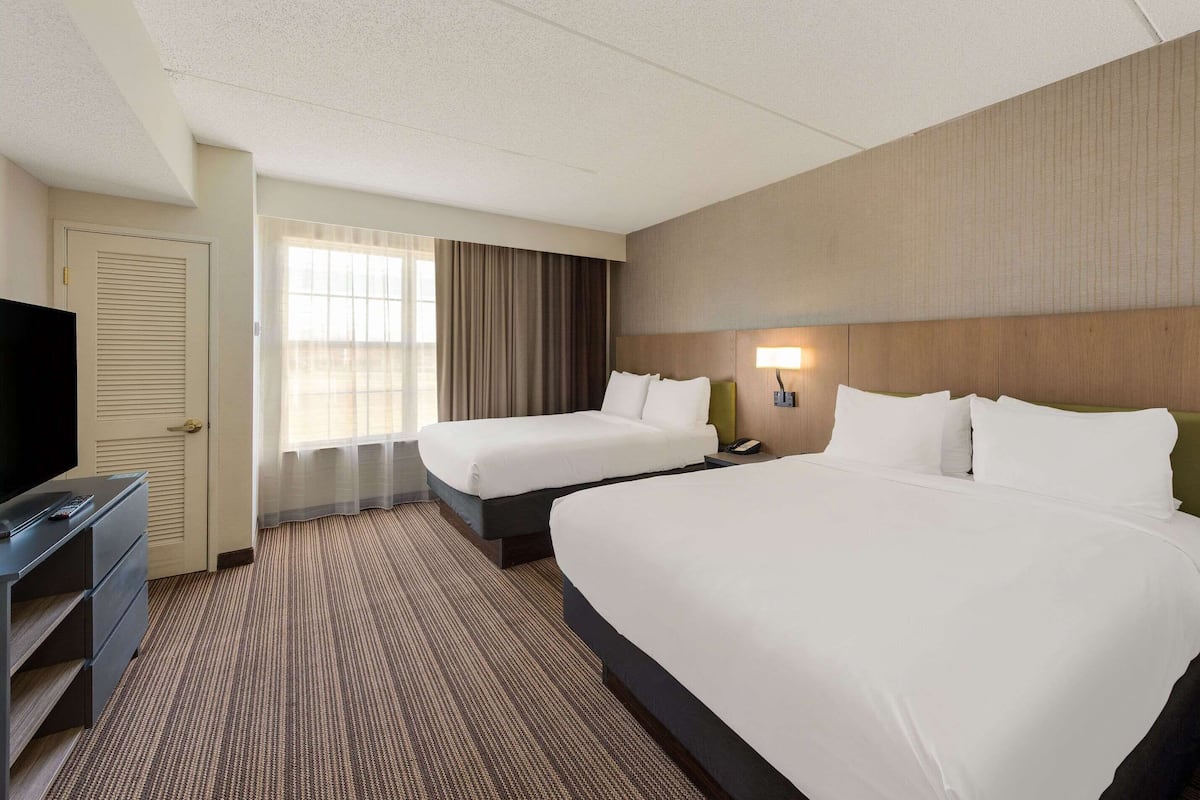 Suite, 1 Bedroom, Non Smoking (1 bedroom) | 1 bedroom, hypo-allergenic bedding, desk, blackout drapes