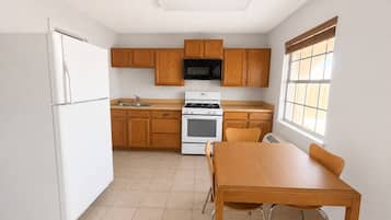 Suite estudio, para no fumadores, cocineta | Escritorio, espacio para trabajar con laptop y cortinas blackout