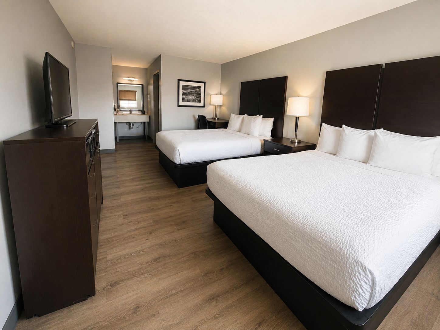 Habitación doble estándar, 2 camas Queen size, para fumadores | Escritorio, cortinas blackout y tabla de planchar con plancha 