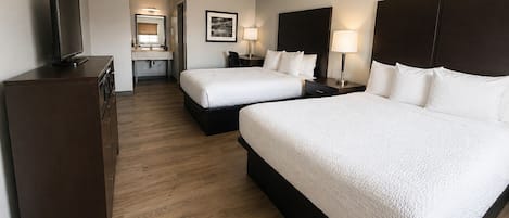 Escritorio, cortinas blackout y tabla de planchar con plancha