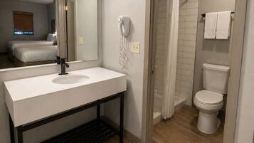 Chambre, 1 trĂšs grand lit, non-fumeur | Salle de bain
