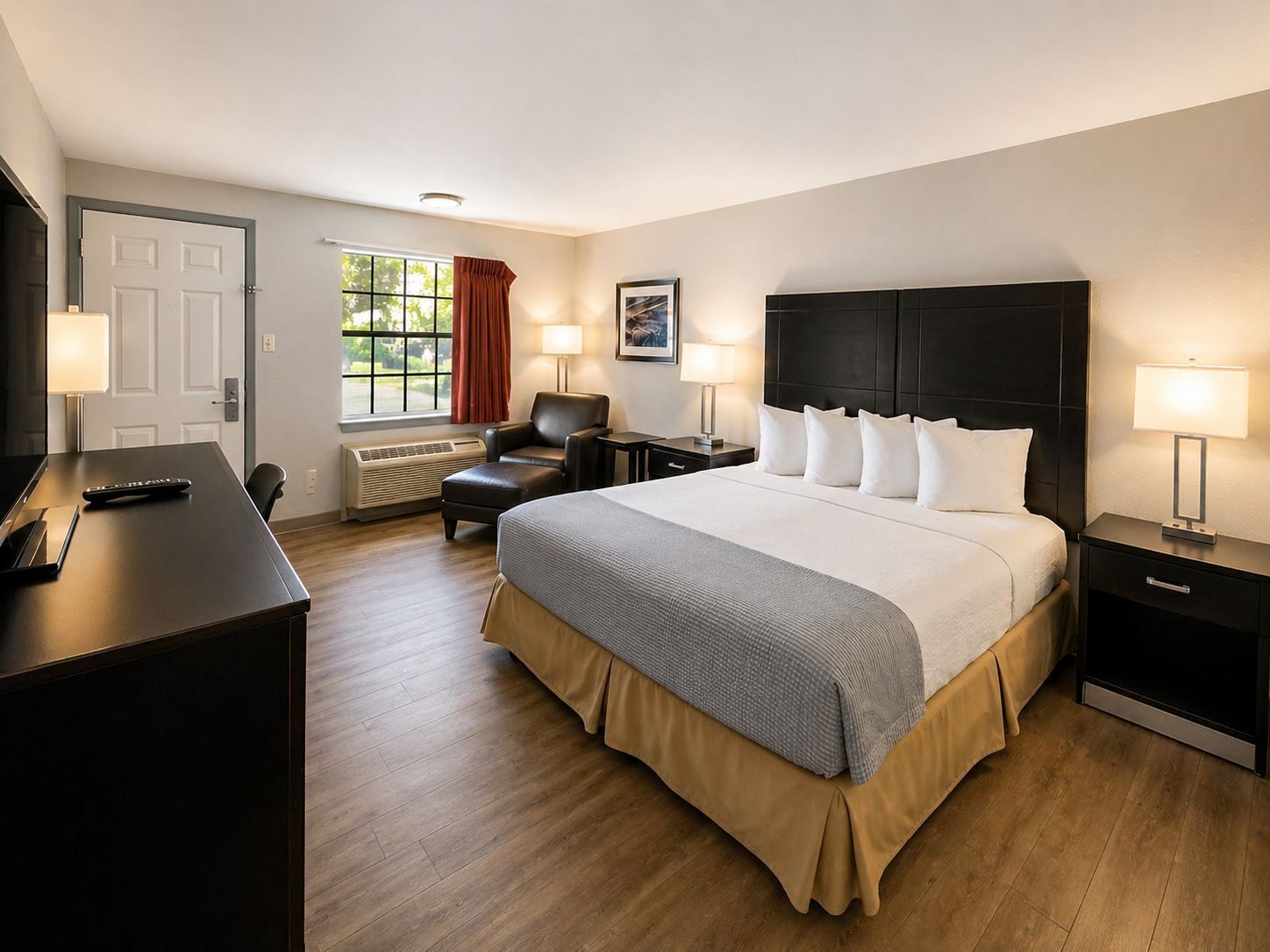 Habitación estándar, 1 cama Queen size, para no fumadores | Escritorio, cortinas blackout y tabla de planchar con plancha 