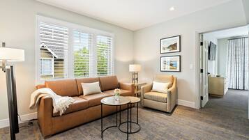 Suite, 1 King-Bett und Schlafsofa | Wohnbereich