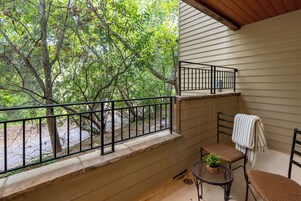 华丽客房, 1 张特大床 | 露台