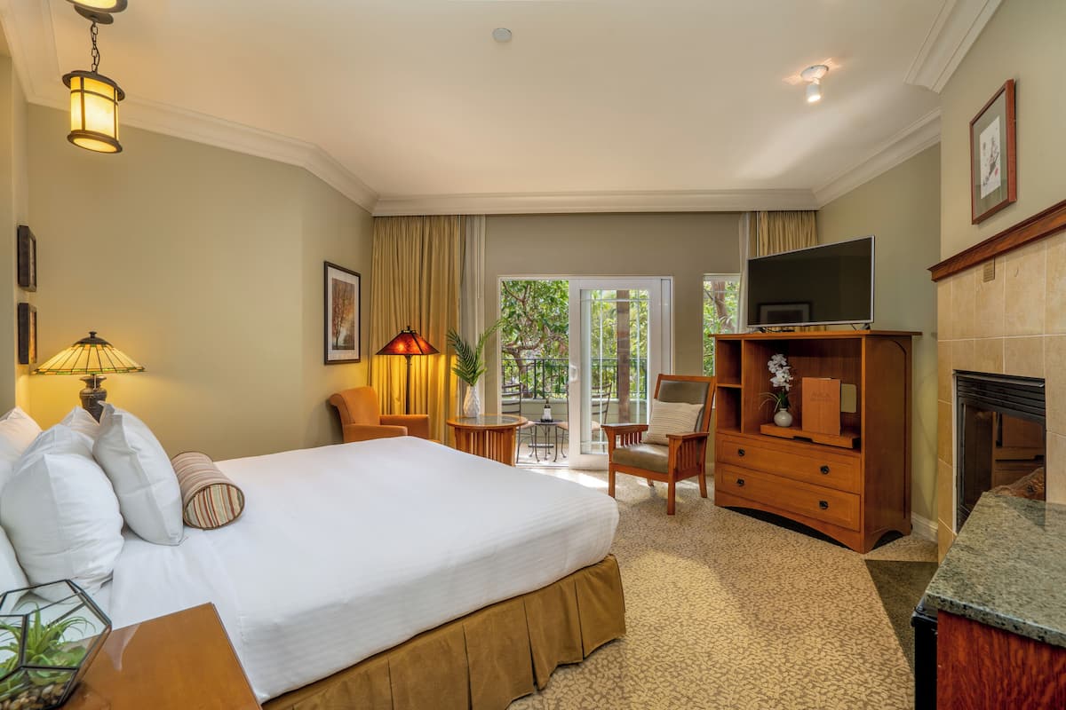Deluxe Room, 1 King Bed, Hot Tub | Egyptian cotton sheets, premium bedding, down comforters, in-room safe