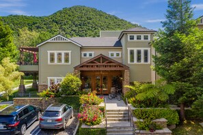 Property entrance - Avila Village Inn (Avila Beach)