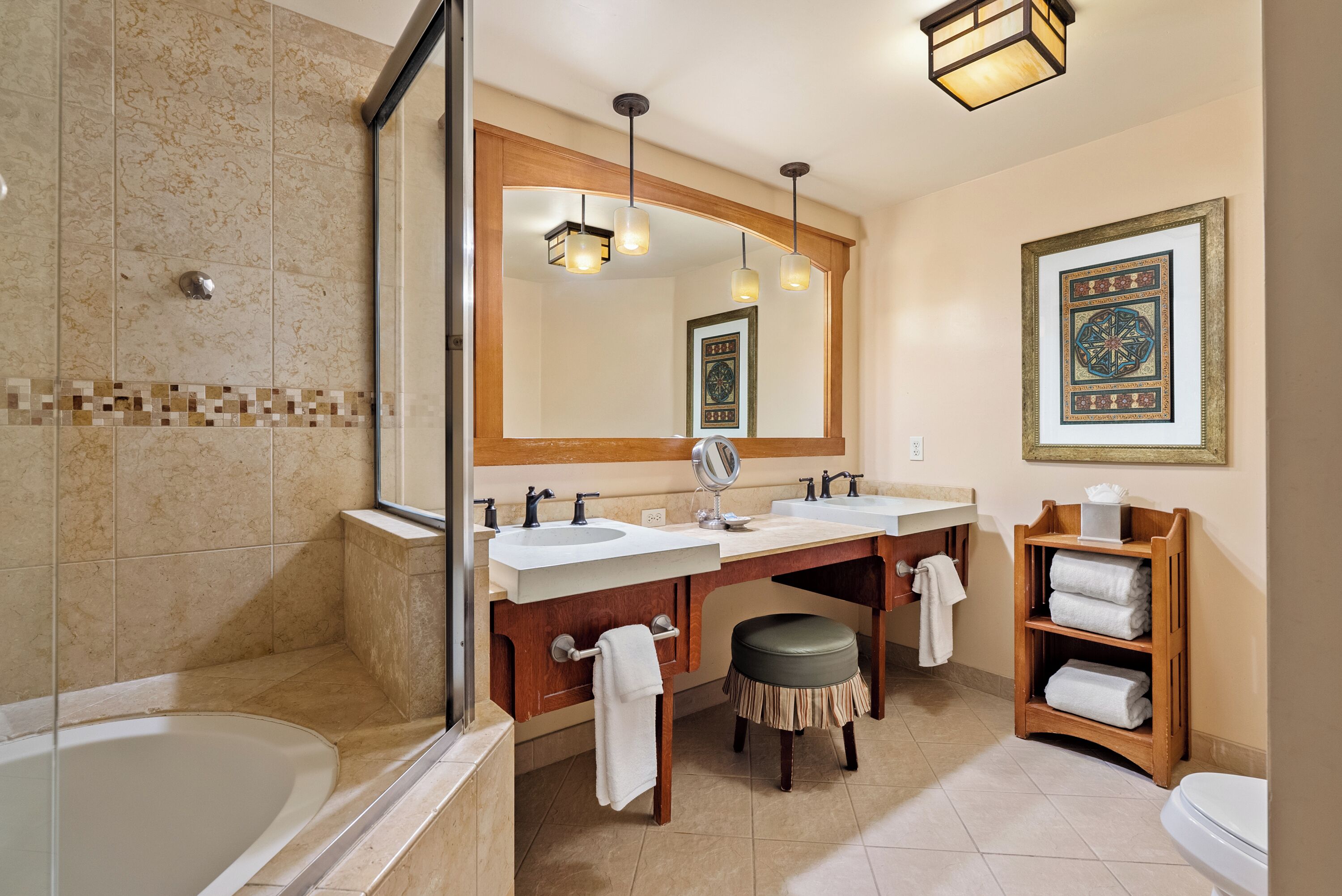 Une salle de bain moderne avec une baignoire, deux lavabos, un meuble-lavabo et un grand miroir.
