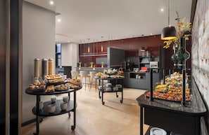 Buffet déjeuner (75 RON par personne)