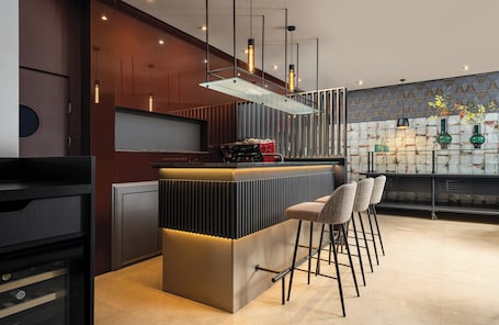 Bar (en la propiedad). Leonardo Hotel Bucharest City Center