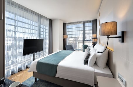 Premium bedding, Tempur-Pedic beds, minibar, in-room safe