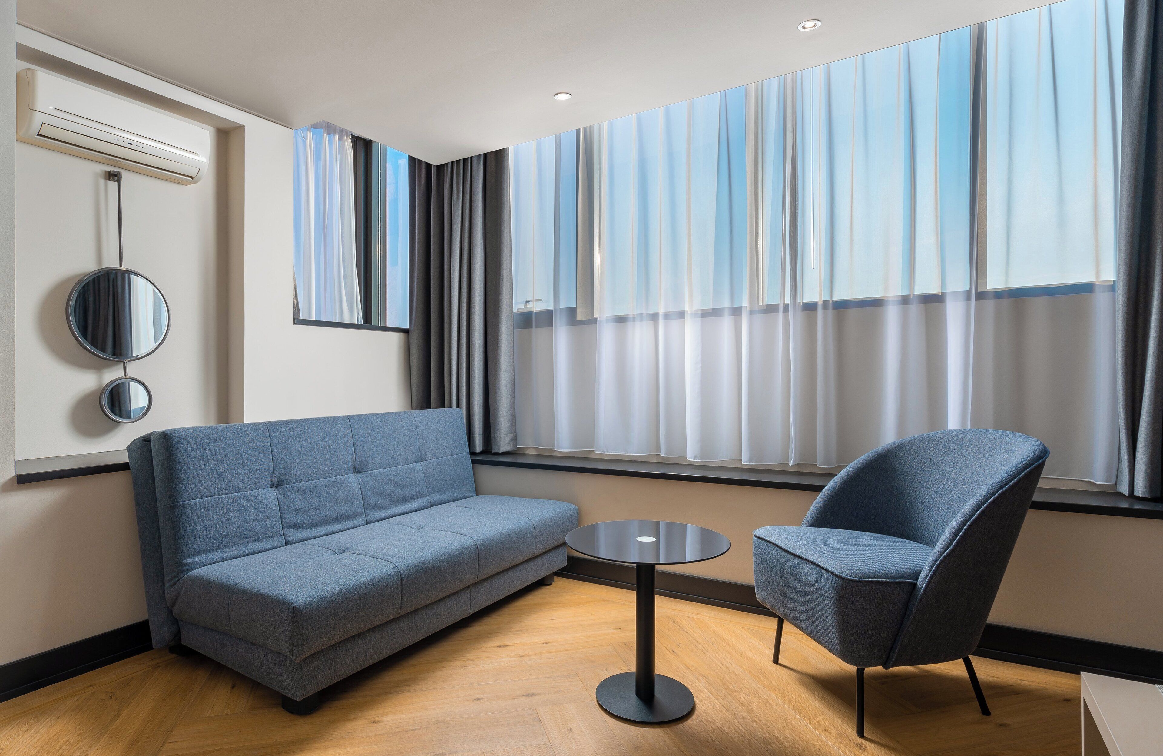 高档床上用品、泰普尔床垫、迷你吧、客房内保险箱