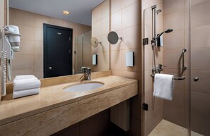 Free toiletries, hair dryer, towels - Leonardo Hotel Bucharest City Center (Bucharest)