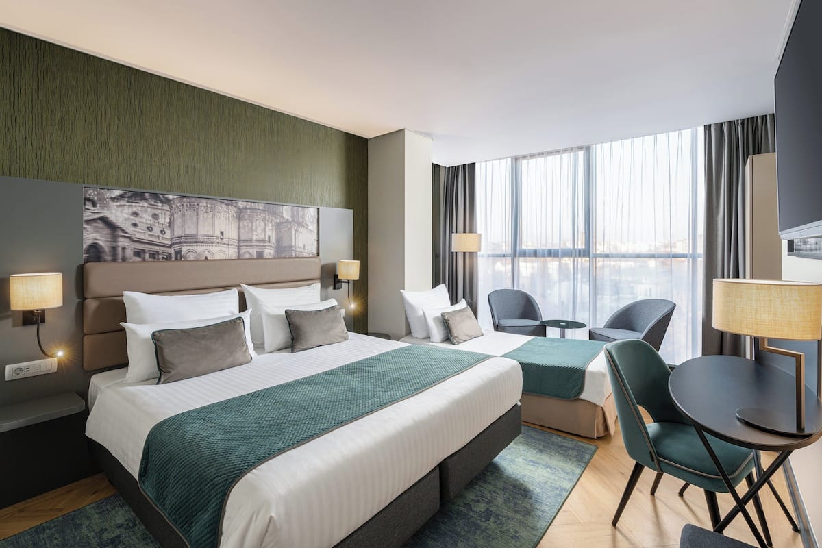 Deluxe-værelse til 3 personer | Premium-sengetøj, Tempur-Pedic-senge, minibar, pengeskab på værelset