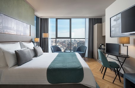 Ropa de cama de alta calidad, colchones Tempur-Pedic y minibar . Leonardo Hotel Bucharest City Center