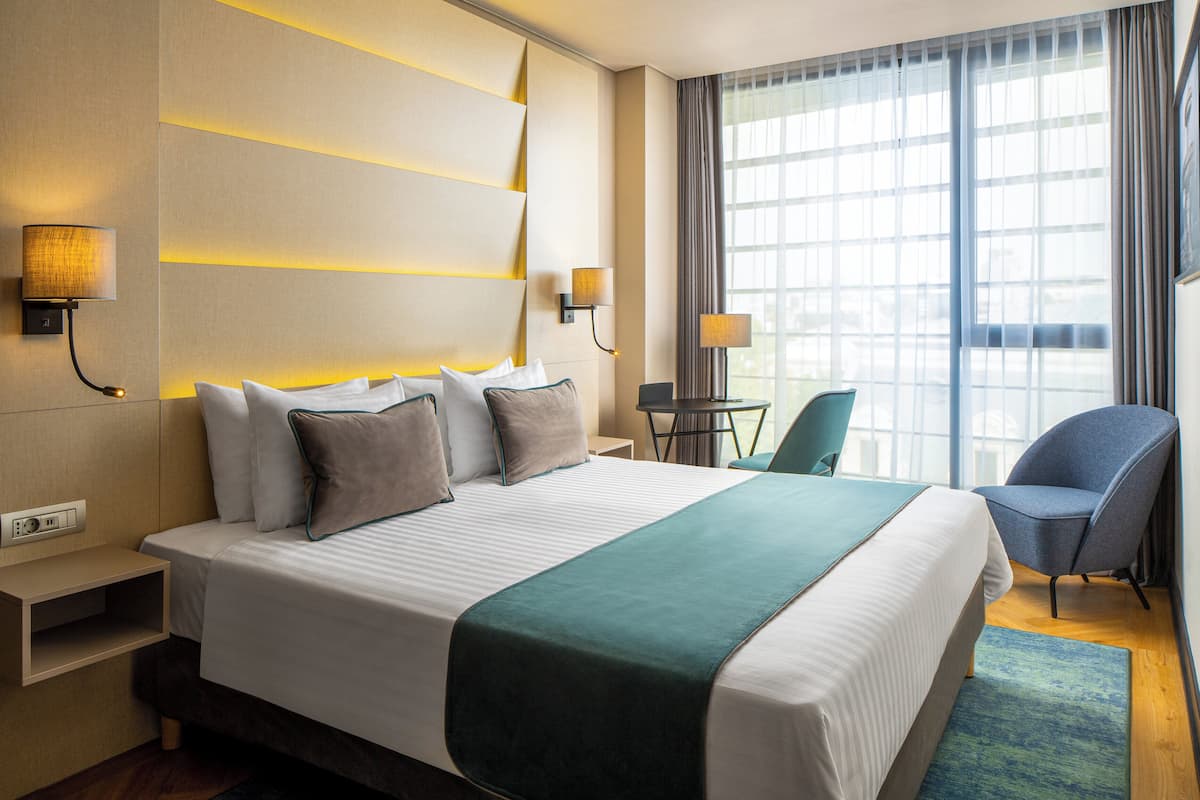 Premium bedding, Tempur-Pedic beds, minibar, in-room safe