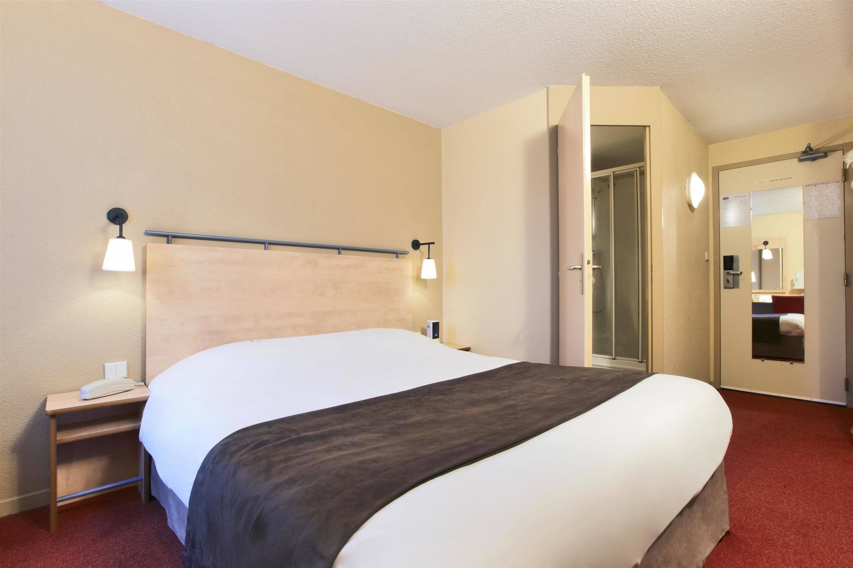 standard room, 1 double bed | desk, blackout curtains, soundproofing, iron/ironing board