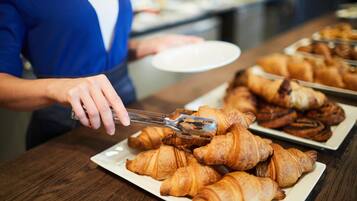 Dagelijks ontbijtbuffet (EUR 10.50 per persoon)