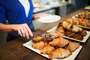 Daily buffet breakfast for a fee - Hotel Kyriad Beauvais Sud (Beauvais)