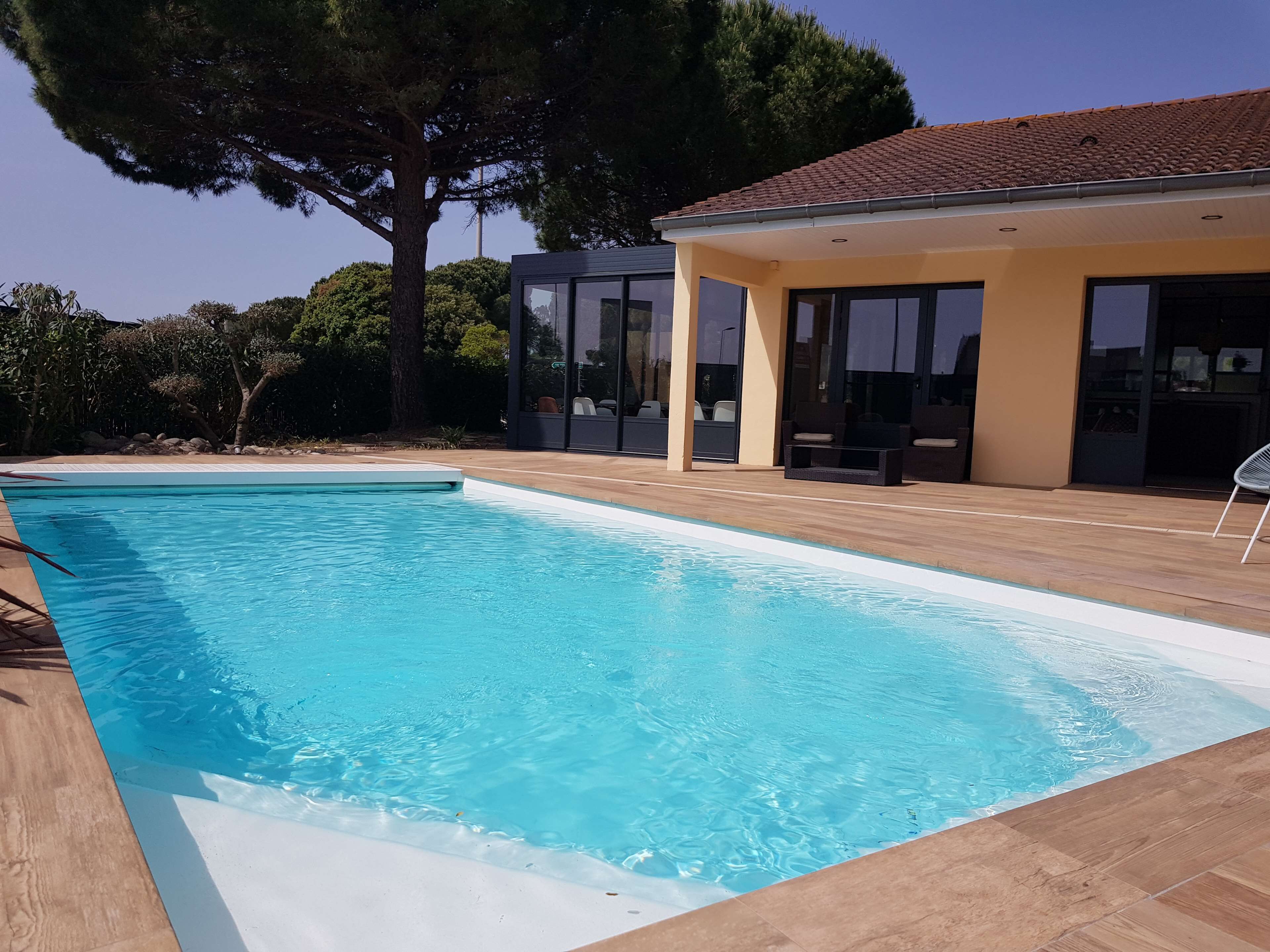 حمّام سباحة خارجي موسمي، كبائن مجانية، مقاعد للتشمس